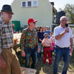 Bürgermeister Uwe Jäger (r.) begrüßte gemeinsam mit Udo Ewald (M.) vom Dorffestausschuss Vollmarshausen und Thomas Meibert von den „Jedermännern“ die Gäste der „Historischen Kartoffelernte“ am 14.09. in Vollmarshausen.