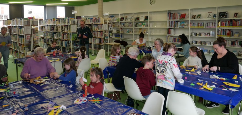 Die Teilnehmenden des Oster-Bastelnachmittages „Jung trifft Alt“ am 29.03. im Lesesaal der Bücherei.