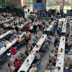 Die Teilnehmerinnen und Teilnehmer des diesjährigen Kreisseniorennachmittages am 14.05. auf dem Sensenstein.