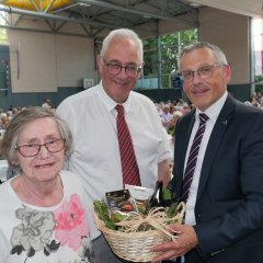 Bürgermeister Uwe Jäger (2.v.l.), Landrat Andreas Siebert (M.) und Gemeindevorstandsmitglied Klaus Gödecke (r.) gratulierten der Lohfeldenerin Waltraud Delmes, Vorsitzende des VdK Lohfelden (l.), und überreichten ihr den Gewinn.