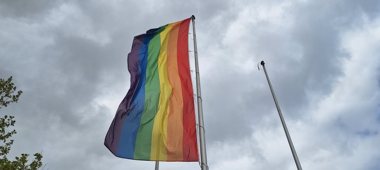 Die Regenbogenflagge als ein buntes Zeichen für Vielfalt und gegen Diskriminierung.     