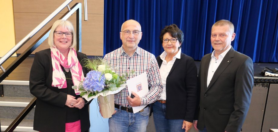 Erste Kreisbeigeordnete Silke Engler (l.) überreichte den Ehrenbrief des Landes Hessen an Stephan Frank (2.v.l.). Erste Beigeordnete Bärbel Fehr und Gemeindevertretervorsitzender Norbert Thiele würdigten die Ehrung und dankten Stephan Frank gemeinsam mit der stv. Landrätin für sein über 12-jähriges Engagement.