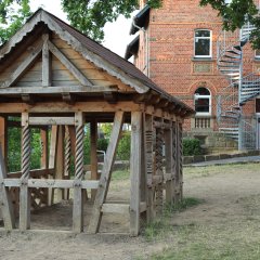 Kleines Fachwerkhäuschen im Garten der Grundschule Vollmarshausen