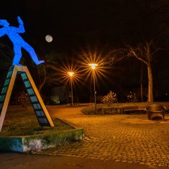 Blaues Denkmal "Von einem, der auszog das Fürchten zu lernen" im Vorsterpark Lohfelden