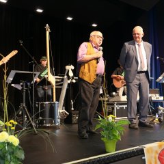 Bürgermeister der Gemeinde Lohfelden, Uwe Jäger (r.), und Karl Schäffer, Vorsitzender des Seniorenbeirates, hießen die Seniorinnen und Senioren herzlich willkommen.