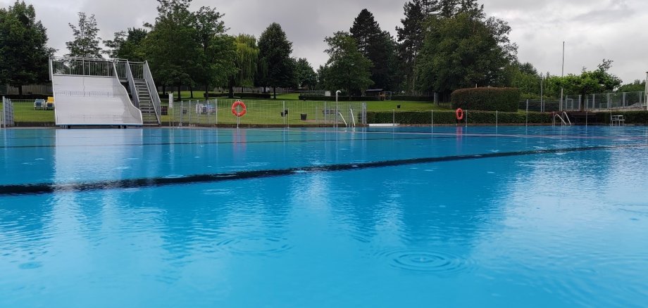 Einladung ins Freibad Lohfelden: Schwimmen bei jedem Wetter!