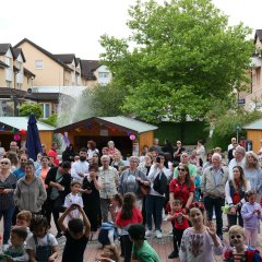 Die zahlreichen Gäste des 26. Internationalen Festes am 30.06. auf dem Dr.-Walter-Lübcke-Platz.