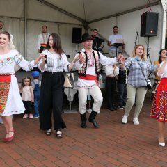 Festbesucherinnen und –besucher tanzten zu der mitreißenden moldawischen Musik.