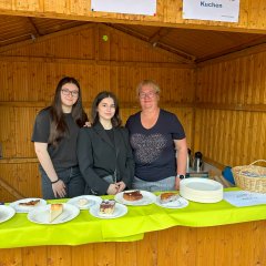 Tatkräftige Unterstützung beim Kaffee- und Kuchenverkauf in der Hütte des Ausländerbeirates, betreut von Leonor Mehmedi, Lorena Asani und Silvia Eckel.