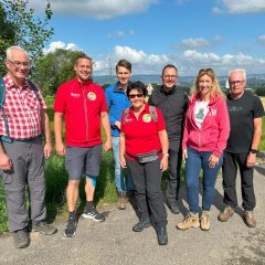 Vertreterinnen und Vertreter der Grimmsteig Erlebnisregion v.l.n.r.: Uwe Jäger (Bürgermeister Lohfelden), Andreas Schönemann (Bürgermeister Helsa und Sprecher der Touristischen Arbeitsgemeinschaft Grimmsteig-Erlebnisregion TAG), Finn Thomsen (Bürgermeister Großalmerode), Bärbel Fehr (Erste Beigeordnete Lohfelden), Ralf Eberwein (Bürgermeister Söhrewald), Anna-Maria Schölch (Landtagsabgeordnete) und Wolfgang Müller (Stadtrat Hess. Lichtenau). 