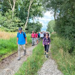 Strammen Schrittes machte sich die Wandergruppe auf den Weg, um die Grimmsteigroute zu erwandern.