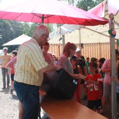 „Eiszeit“ beim Ferien-FEZ – Lohfeldens Bürgermeister Uwe Jäger (l.) verteilte kalten Nachtisch an die Mädchen und Jungen.