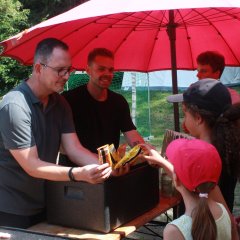 Bürgermeister der Gemeinde Söhrewald, Ralf Eberwein, verteilte gemeinsam mit FEZ-Teamleiter Benjamin Bornemann Eis an die Kinder.