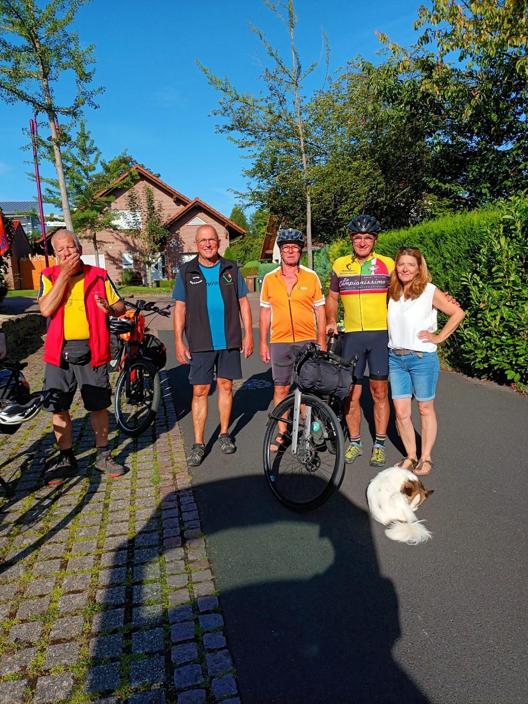 Mit dem Rad nach Berg im Drautal fuhren (v. l. n. r.) Joachim Derfin, Klaus Sturm, Horst Kühn und Roman Kopecny. Simone Kopecny (r.) verabschiedete die Gruppe in Lohfelden.