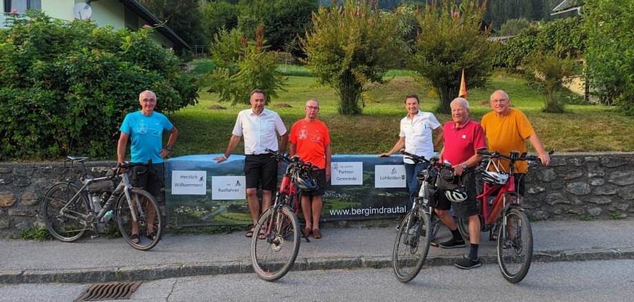 Ankunft in Berg im Drautal; Bürgermeister Wolfgang Krenn (2.v.l.) und Hauptamtsleiter Raimund Obermoser (3.v.r.) begrüßten die Radler (v.l.) Roman Kopecny, Horst Kühn, Joachim Derfin und Klaus Sturm am 20. August.