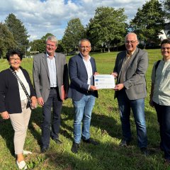 Am Projektstandort am Rande des Nordhessenstadions wurde der LEADER-Förderbescheid zur Errichtung einer Pumptrackanlage übergeben: (v.li.) Bärbel Fehr (erste Beigeordnete Lohfelden), Peter Nissen (Fachbereichsleitung Servicezentrum Regionalentwicklung), Landrat Andreas Siebert, Lohfeldens Bürgermeister Uwe Jäger und Dr. Christine Rüther (stv. Sprecherin des LEADER-Entscheidungsgremiums).