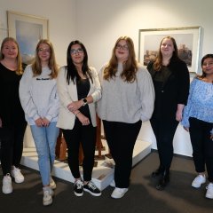 Die frisch ausgelernten Mitarbeiterinnen Leonie Schweinsberg, Emma Fuhrmann, Anahit Martirosjan und Hannah Harnisch (v.l.n.r.) begrüßten am 12.09. Henna Totakhel (r.) und Nora Bräuer (2.v.r.), die derzeit ihre Ausbildung zur Verwaltungsfachangestellten im Rathaus absolvieren.