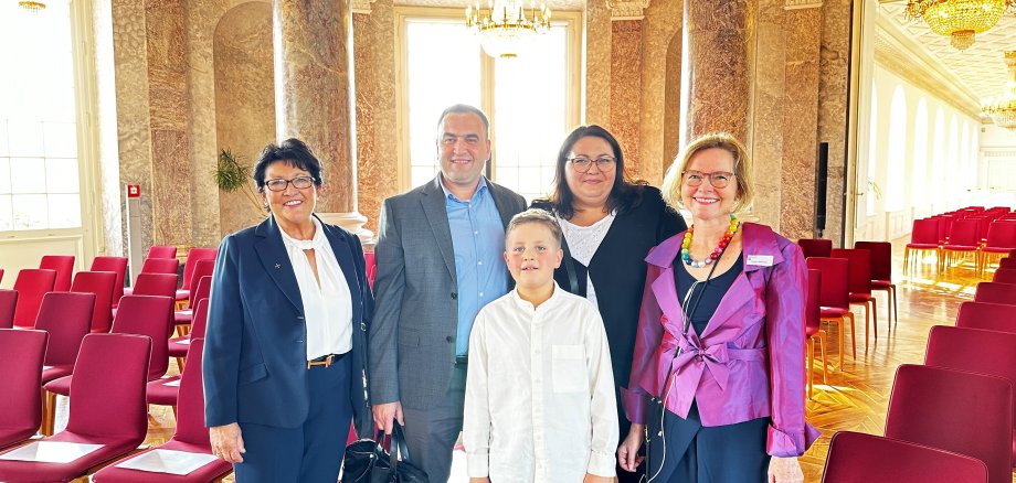 Erste Beigeordnete der Gemeinde Lohfelden, Bärbel Fehr (l.), freut sich gemeinsam mit Claudia Hackhausen (r.), stellv. Abteilungsleiterin Integration beim Hessischen Ministerium für Arbeit, Integration, Jugend und Soziales, die gleichzeitig den feierlichen Abend moderierte, über die Einbürgerung von Familie Rau.