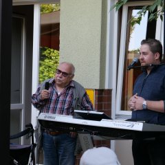 Seniorenbeiratsvorsitzender Karl Schäffer (l.) begrüßte gemeinsam mit Alleinunterhalter Kevin Müller die Gäste.