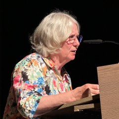 Dr. Angela Pitzschke begleitet als Historikerin die Arbeit der Geschichtswerkstatt von Anfang an. Sie berichtete anhand ihrer Erinnerungen von Walter Reuter und Harald Reese sowie Walter Knoche und Hans Friedrich.