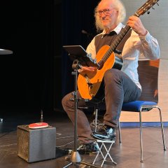 Musikalisch umrahmt wurde die Jubiläumsfeier von Rainer Salwiczek-Pfeifer.