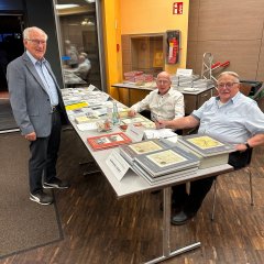 Der Büchertisch mit Publikationen der Geschichtswerkstatt wurde betreut von Dieter Bauer und Hannes Preßler, Karl-Heinz Jungfleisch schaute sich die Bücher interessiert an.