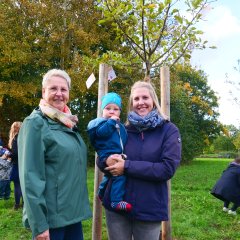 Mama Nina Nägel (r.) freut sich gemeinsam mit Oma Conny Zufall über den Apfelbaum für ihren kleinen Sohn Phil Nägel.