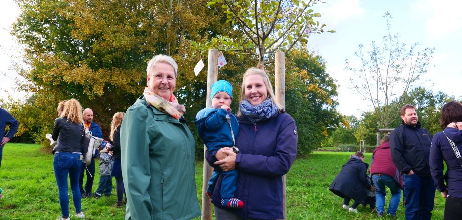 Mama Nina Nägel (r.) freut sich gemeinsam mit Oma Conny Zufall über den Apfelbaum für ihren kleinen Sohn Phil Nägel.