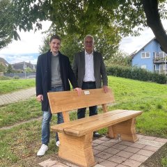 Christof Mühling, Leiter der EAM Netzregion Baunatal/Hofgeismar (l.), übergab am 14. Oktober eine neue Wanderbank an Lohfeldens Bürgermeister Uwe Jäger.