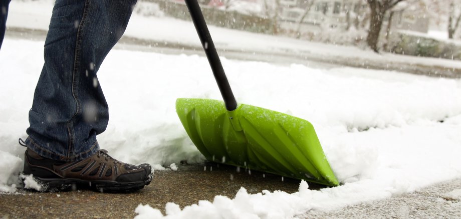 Damit Bürgerinnen und Bürger und Besucherinnen und Besucher verkehrssicher durch den Winter kommen, sind die Gemeinde und die Grundstückseigentümerinnen und Grundstückseigentümer gemeinsam in der Pflicht, der winterlichen Glätte mit Räum- und Streumaßnahmen entgegen zu wirken.