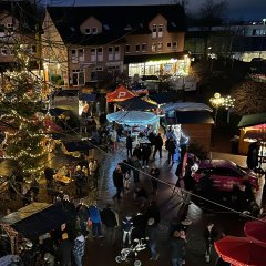 Blick auf den Dr.-Walter-Lübcke-Platz vor dem Rathaus.