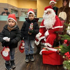 Der Nikolaus Marwin, unterstützt von Rentier Elisa und Wichtel Maximilian, erwartete die Kinder am Freitagnachmittag im Bürgerhausfoyer; die Geschwister Marigona (3) und Lorik (5) hatten erfolgreich ihr Niklaus-Gedicht aufgesagt.