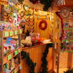 Schöne Hütten und Stände auf dem Platz vor dem Rathaus, hier die Hütte mit Süßigkeiten vom Café Freudenstein.