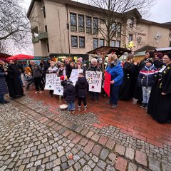 Die Ev. Kirchengemeinden kam mit einer lebendigen Jukebox zum Weihnachtsmarkt. Der Lohfeldener Weihnachtsmarkt 2024 war ein wunderbares Erlebnis für die ganze Familie und bot eine festliche Atmosphäre, die die Besucher in Weihnachtsstimmung versetzte. 