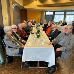 Ehrenbezeichnungsträger der Gemeinde Lohfelden: Die Ehrenbeigeordnete Heidrun Frank (3. links) sowie die Gemeindeältesten Jan Winters (4. links), Karl Schäffer (4. rechts), Rudi Gippert (1. rechts) und Walter Berthel (2. links).