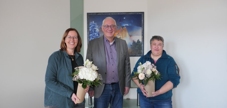 Bei einer Zusammenkunft im Rathaus gratulierte Bürgermeister Uwe Jäger der zukünftigen Frauenbeauftragten Maike Oertel (l.) zu ihrem neuen Amt und bedankte sich bei der langjährigen Frauenbeauftragten Lena Steffek-Herbold (r.) für ihre geleistete Arbeit im Auftrag der Frauen.