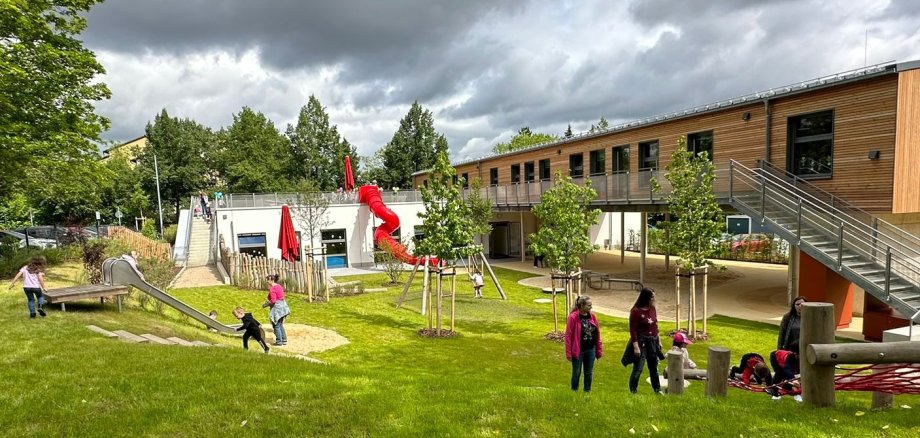 Sehnlichst von den Kindern der Kindertagesstätte Lo-Hüpfer erwartet: Die Rutsche und der Garten dürfen seit 17.06.2024 genutzt werden.